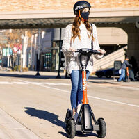 La DGT se pone seria y obligará a los propietarios de patinetes eléctricos a tener un certificado de circulación  