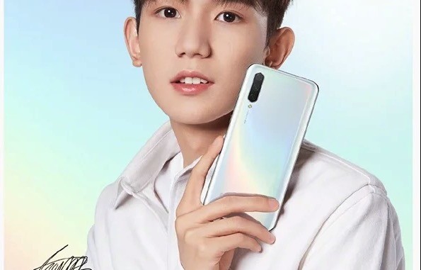 Xiaomi CC9 can be seen in pictures of official press, white in color, and without jack headphones