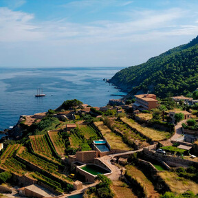 Una fantasía de pueblo entre calas y terrazas en la Sierra de Tramuntana para honrar al espíritu marinero de Mallorca 