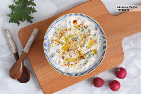 Raita o ensalada cremosa de yogur con rabanitos, espinacas y col. Receta saludable