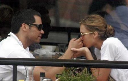 Jessica Alba vuelve con su novio