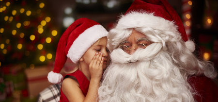 Los niños que han descubierto la verdad sobre los regalos de Navidad, pero siguen el juego