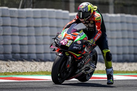 Aleix Espargaró tiene afectados los ligamentos de la rodilla tras el golpe de su compañero Bradley Smith