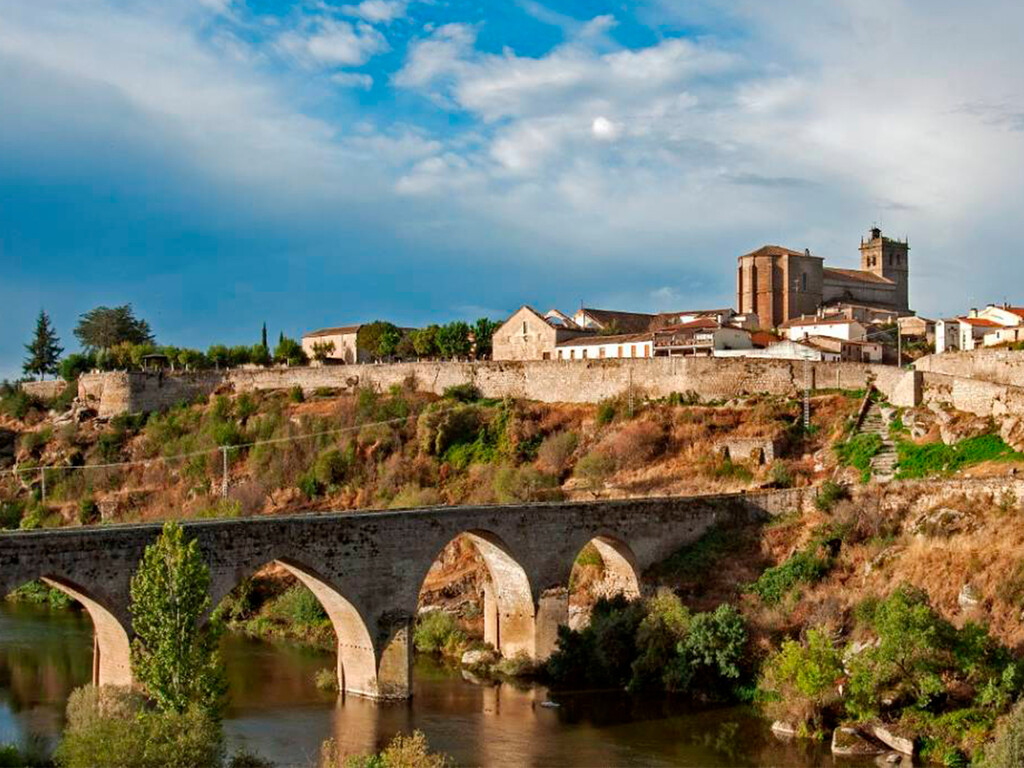 Medieval y amurallado, este encantador pueblo de Salamanca presume de más de 2.000 años de historia a orillas del Tormes