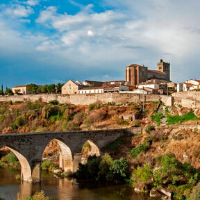 Medieval y amurallado, este encantador pueblo de Salamanca presume de más de 2.000 años de historia a orillas del Tormes 