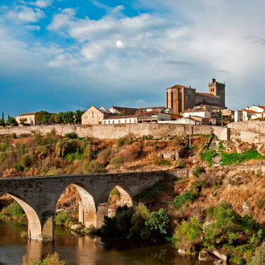 Medieval y amurallado, este encantador pueblo de Salamanca presume de más de 2.000 años de historia a orillas del Tormes 