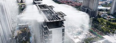 Parece Blade Runner pero en realidad es China enseñando como enfrían los edificios cusndo hace calor: con lluvia que cae desde los tejados