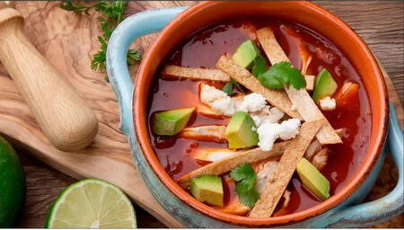 Cómo hacer sopa de tortilla azteca. Receta tradicional de México