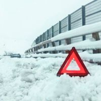 Qué hacer si nos quedamos atrapados con el coche en la nieve: cuatro recomendaciones fundamentales de la DGT