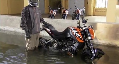 KTM Duke 200 demuestra su dureza