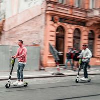 Van por la acera, a todo lo que da el patinete y muchos con el móvil en la mano y auriculares. Vinieron para mejorar la movilidad en las ciudades y ahora son un estorbo