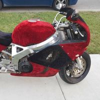 Hoy, en motos horribles que puedes comprar: Honda CBR 900 RR de 1995 forrada de terciopelo por 2.500 dólares