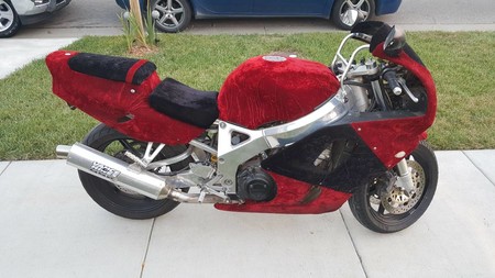Hoy, en motos horribles que puedes comprar: Honda CBR 900 RR de 1995 forrada de terciopelo por 2.500 dólares