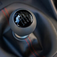 Ya casi nadie quiere autos manuales. Nissan cree que vuelven a estar de moda y se la puso a uno de sus modelos más caros 