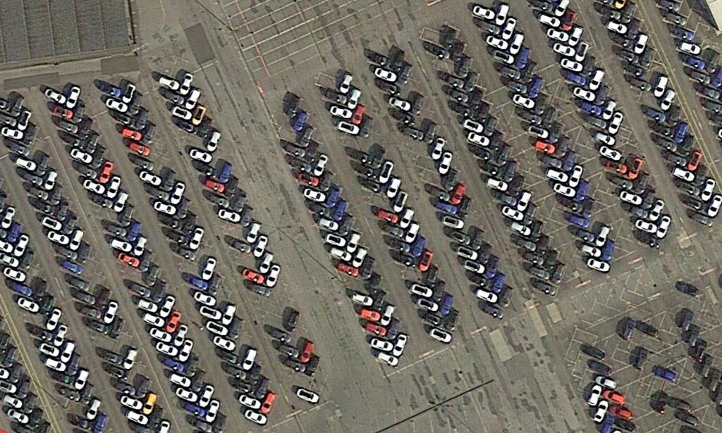 Los coches son cada vez más grandes y las plazas no crecen. Hay quien tiene una solución: el parking 'espina de pez'