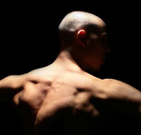 Elevaciones frontales de hombro cruzadas para aumentar su tamaño