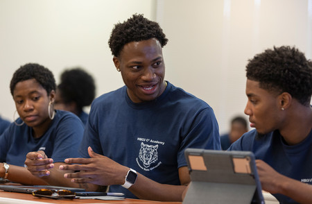 Apple se alía con HBCU para llevar las oportunidades de aprendizaje de desarrollo de software a más comunidades
