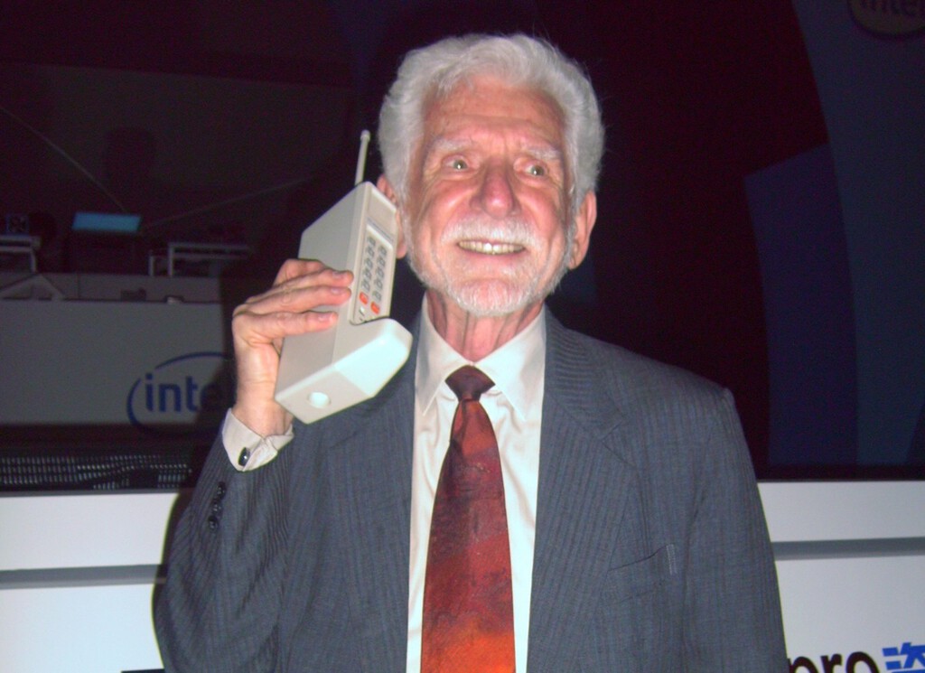 Motorola y Bell compitieron por crear el primer teléfono móvil. Motorola ganó y troleó a su rival haciéndole la primera llamada