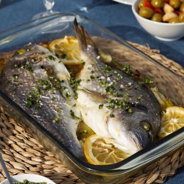El chef internacional, José Andrés, revela 4 trucos fáciles para lograr que el pescado al horno quede jugoso sin tener que gastar de más