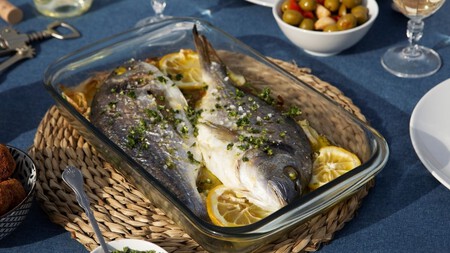 El chef internacional, José Andrés, revela 4 trucos fáciles para lograr que el pescado al horno quede jugoso sin tener que gastar de más