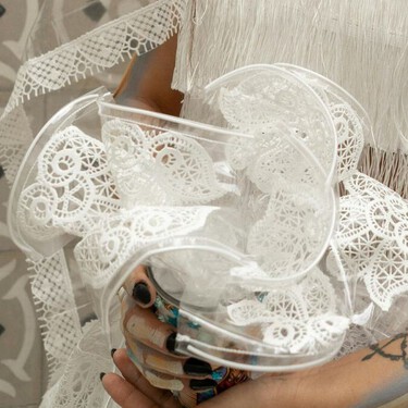 Disfraces de último momento con cosas que ya tienes en casa: usa manteles, cortinas y hasta arreglos de fiesta