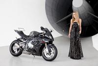 La BMW S1000RR y Leslie Porterfiel, continúa la agresiva campaña de publicidad