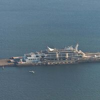 Japón es el único país donde puedes parar a tomar un café en medio del mar. Un área de descanso de 11.000 millones donde se juntan un megatúnel submarino de 24 km y un puente