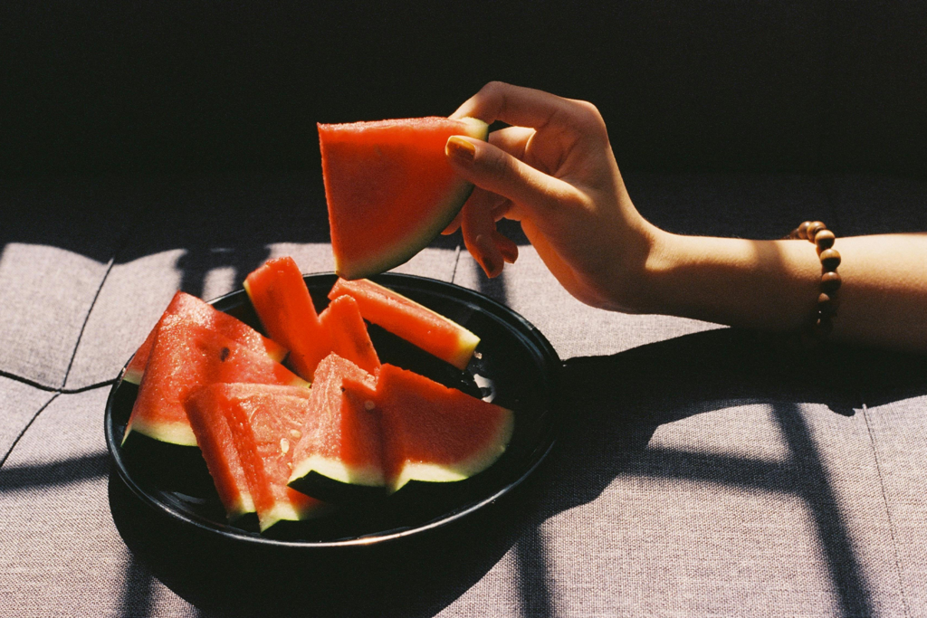 Cada verano vuelve la misma creencia: cenar fruta engorda. La realidad es más complicada 