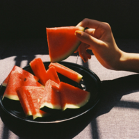 Cada verano vuelve la misma creencia: cenar fruta engorda. La realidad es más complicada 