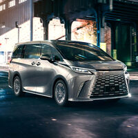 Lo de las pantallas se nos está yendo de las manos: la nueva furgoneta de Lexus tiene una tele más grande que la de tu salón