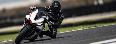 Probamos la Zontes 703RR: la moto que quiere sacudir el segmento de las deportivas de 95 CV con mucho equipamiento por menos de 8.000 euros