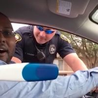 Un policía le da el alto y lo sorprenden con uno de los anuncios de embarazo más originales que hemos visto 