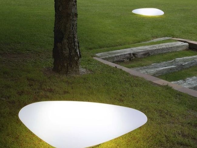 Luces de exterior, en un jardín encantado