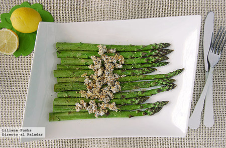 Espárragos verdes con queso de cabra y semillas crujientes. Receta