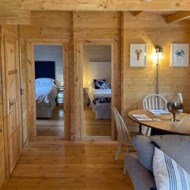 Así es la casa prefabricada que arrasa en España: tiene cinco dormitorios, tres baños y una entrada con zona de terraza 