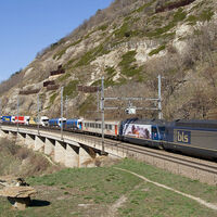 Los camiones contaminan demasiado. Sacarlos de la carretera y meterlos en trenes pretende ser la solución