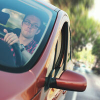 La DGT explica en qué situaciones se permite el adelantamiento aunque esté prohibido