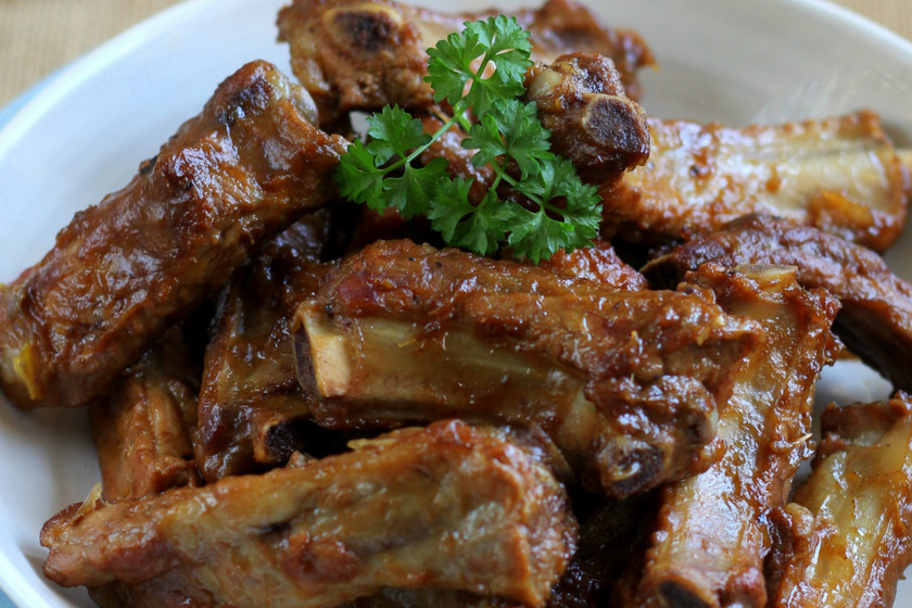 Costillas al kalimotxo. Receta fácil para reuniones de amigos