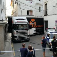 Un camión encalla en un municipio de Barcelona destrozando varios edificios y el conductor culpa al GPS