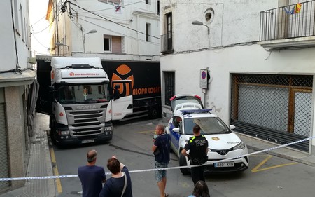 Un camión encalla en un municipio de Barcelona destrozando varios edificios y el conductor culpa al GPS