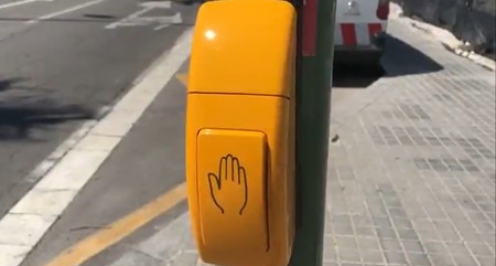 Semáforos que se activan con el codo y señales para mantener la distancia de seguridad, la nueva normalidad que nos espera