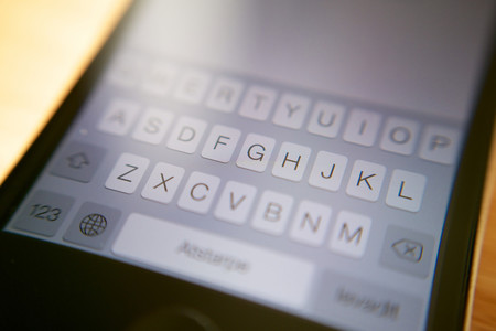 Presenta un informe científico escrito únicamente con las sugerencias del texto predictivo del iPhone... y se lo aceptan