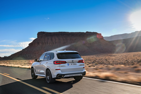 BMW X5 2019 trasera en carretera