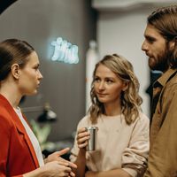 Dos trucos que usan las personas con altas habilidades sociales para causar buena impresión, según un experto en comunicación de Stanford