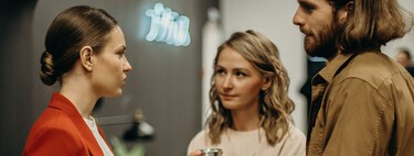 Dos trucos que usan las personas con altas habilidades sociales para causar buena impresión, según un experto en comunicación de Stanford