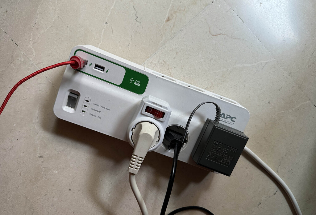 Este electricista experto recomienda qué símbolo debemos buscar al comprar una regleta para que sea segura