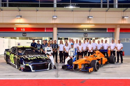 Fernando Alonso prueba el Nascar de Jimmie Johnson y sigue cumpliendo sueños