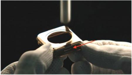 El puerto de diagnosis del Apple Watch esta ahí y se puede ver en los vídeos promocionales