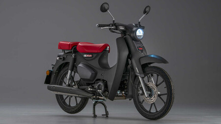 La icónica Honda Super Cub C125 estrena motor Euro 5 de casi 10 CV, nuevo color y asiento trasero, por 3.800 euros