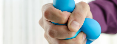 Todo lo que debes saber sobre los tics nerviosos: qué son, cuáles son sus causas y cómo se tratan